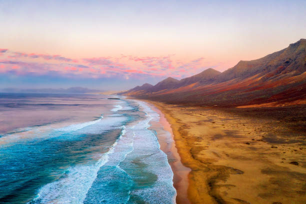 cofete beach an der südspitze fuerteventuras bei sonnenuntergang - fuerteventura stock-fotos und bilder