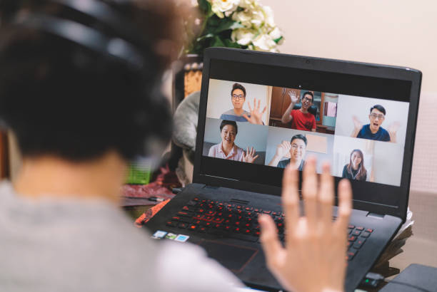 asiático chino hombre tener videoconferencia en línea con amigos - hi technology fotografías e imágenes de stock