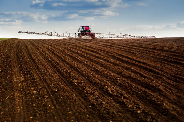 istock self-propelled sprayer in the arable field makes fertilizers in early spring 1221254921