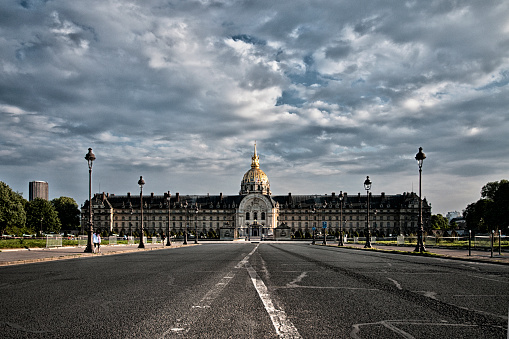 Paris : Les Invalides and the avenue du Marechal Gallieni are empty during pandemic Covid 19 in Europe. There are no people and no cars because people must stay at home and be confine. Schools, restaurants, stores, museums... are closed. Paris, in France. April 25 , 2020.