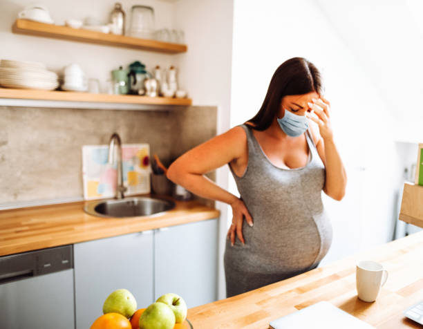 donna incinta hanno dolore a causa del covid durante la quarantena - mother emotional stress exhaustion cooking foto e immagini stock