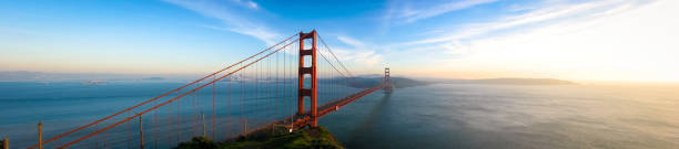 puente golden gate de san francisco y horizonte de san francisco - golden gate bridge panoramic san francisco county bridge fotografías e imágenes de stock