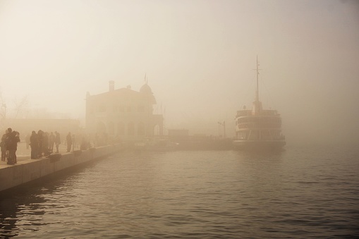 Estambul en un día de niebla photo