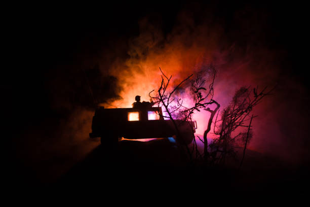 concepto de guerra. escena de batalla en el fondo del cielo de niebla de guerra, siluetas de lucha por debajo del horizonte nublado por la noche. - car individuality military 4x4 fotografías e imágenes de stock