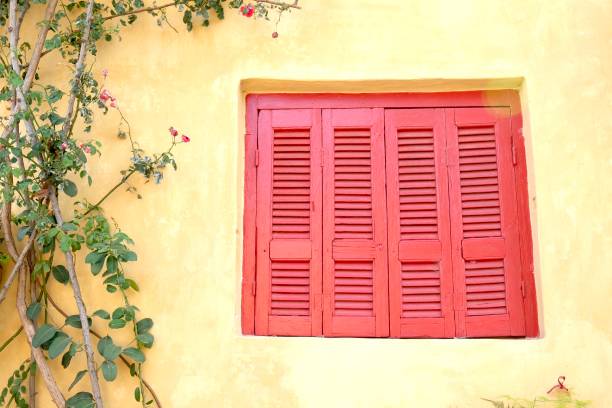 puertas y ventanas coloridas - scenics multi colored greece blue fotografías e imágenes de stock