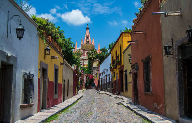 san miguel de allende, stile coloniale messicano. - mexico san miguel de allende wall road foto e immagini stock