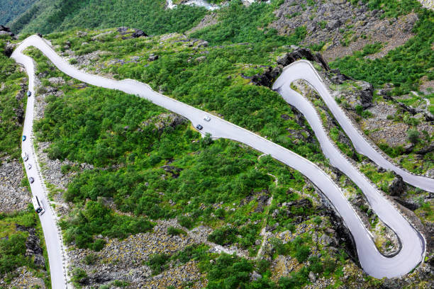 troll road - route de montagne de trollstigen, norvège - norway snake street construction photos et images de collection