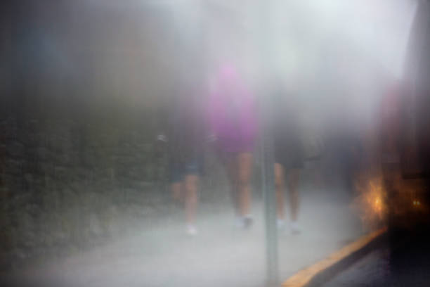 les gens se précipitant sous la pluie torrentielle sur une rue de ville sous la pluie, milieux brumeux brouillés - sweat women wet shirt photos et images de collection