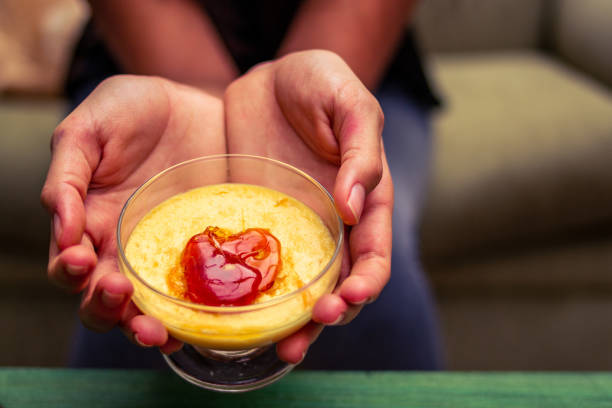 캐러멜 설탕크림 브릴리 디저트를 들고 있는 여성의 손 - custard creme brulee french cuisine crema catalana 뉴스 사진 이미지