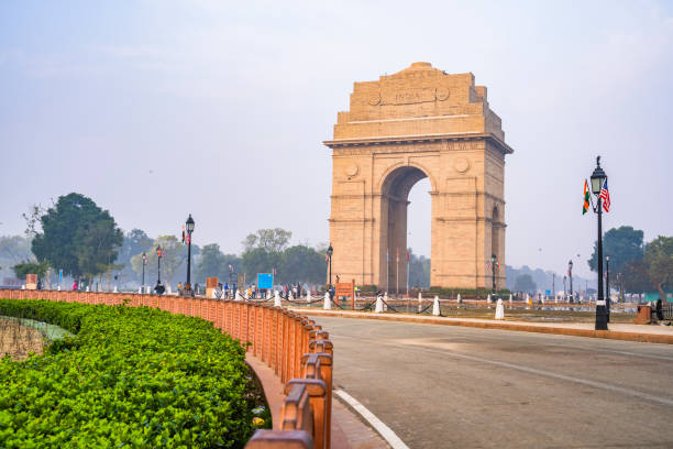 o portão da índia é um memorial de guerra localizado no rajpath. - india gate delhi new delhi - fotografias e filmes do acervo