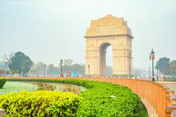 o portão da índia é um memorial de guerra localizado no rajpath. - india gate delhi new delhi - fotografias e filmes do acervo