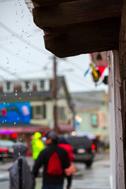 personnes marchant sous des parapluies sur une rue de ville sous la pluie - sweat women wet shirt photos et images de collection
