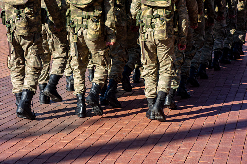 Soldados marchando photo