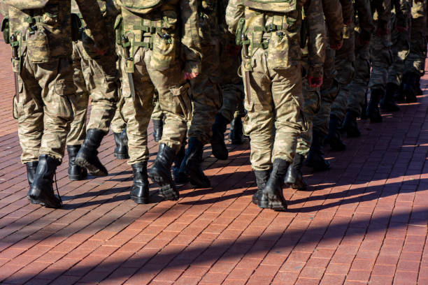 żołnierze maszerujący - parade marching military armed forces zdjęcia i obrazy z banku zdjęć