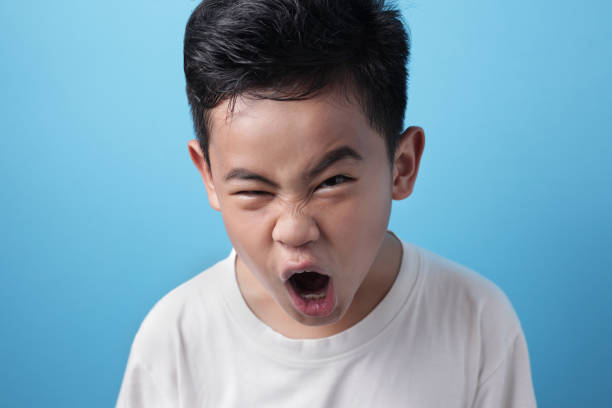 garçon asiatique fâché criant - anger child furious asian ethnicity photos et images de collection