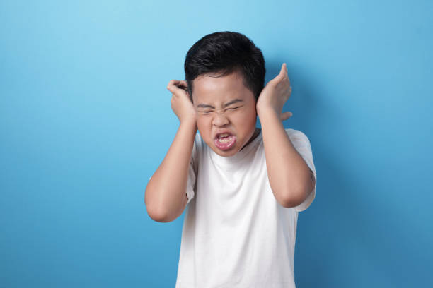 azjatycki chłopiec krzyczy i zamyka uszy, nie chce słyszeć - emotional stress irritation hands covering ears displeased zdjęcia i obrazy z banku zdjęć