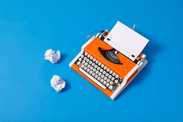 orange 70s typewriter with blank page - paper crumpled letter ideas imagens e fotografias de stock