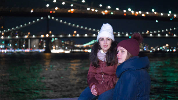 dwie dziewczyny odkrywają nowy jork nocą tutaj na brooklyn bridge - large transportation bridge famous place zdjęcia i obrazy z banku zdjęć