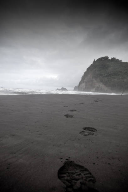 Footprints into the ocean Pololu Valley Lookout Pololu Valley Lookout, Hawaii. This is Hawai'i's North Shore during a dramatic storm pololu stock pictures, royalty-free photos & images