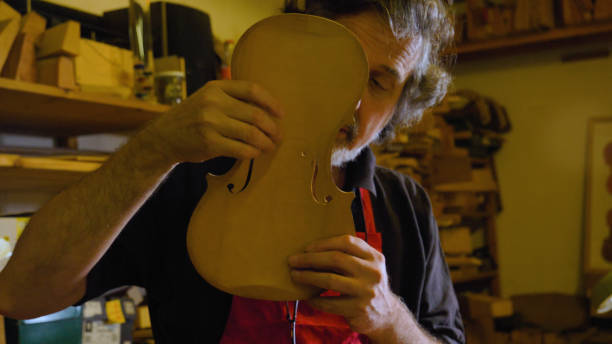 el maestro de violín profesional hace un violín con sus propias manos, utiliza un abeto de árbol puro, pino, hace patrones de un cincel, avión - making craftsperson italian music musical instrument fotografías e imágenes de stock