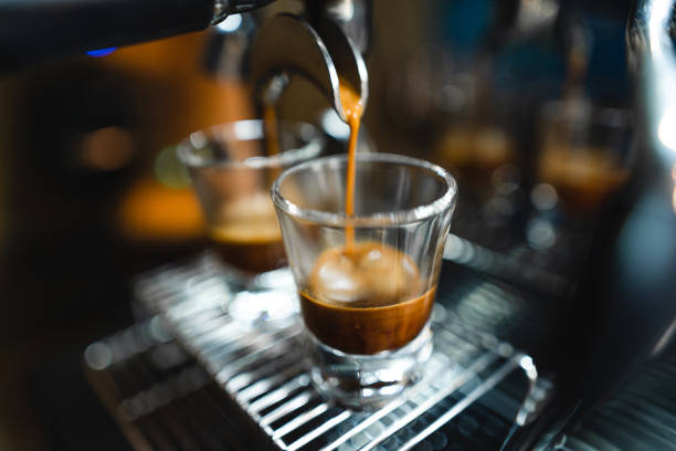 caffè espresso- fai il caffè dalla macchina a casa - pouring coffee human hand cup foto e immagini stock