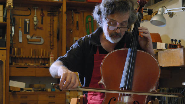 der professionelle bratschmeister spielt geige mit eigenen händen, verwendet in der werkstatt eine reine fichte, kiefer. - making craftsperson italian music musical instrument stock-fotos und bilder