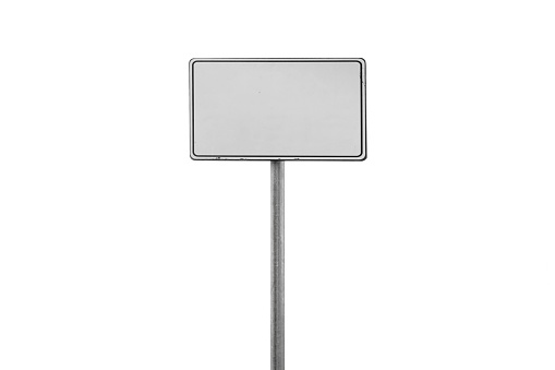 Marco de pancarta blanca en blanco en un poste de metal aislado photo