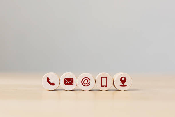 シンボル電話、電子メール、アドレスモバイルと場所と木製の球。お問い合わせの概念と電子メールマーケティングの概念 - web banner 写真 ストックフォトと画像