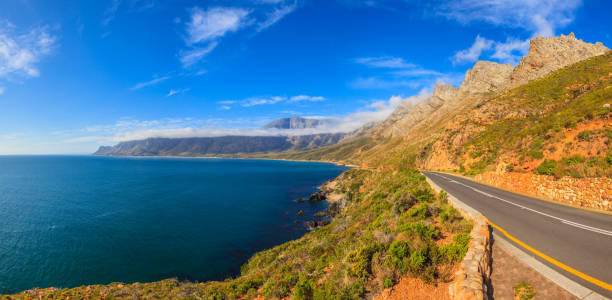 панорамный вид на прибрежную дорогу с мыса доброй надежды в сторону кейптауна - south africa cape town panoramic the garden route стоковые фото и изображения