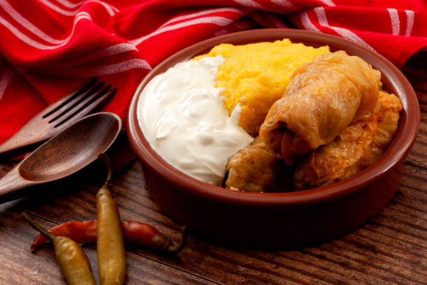 receitas do leste europeu e conceito de culinária tradicional com pães de repolho (sérvio: sarma ou romeno: sarmale) recheados com carne, arroz e legumes em mesa de madeira rústica - polenta cooking food spoon - fotografias e filmes do acervo