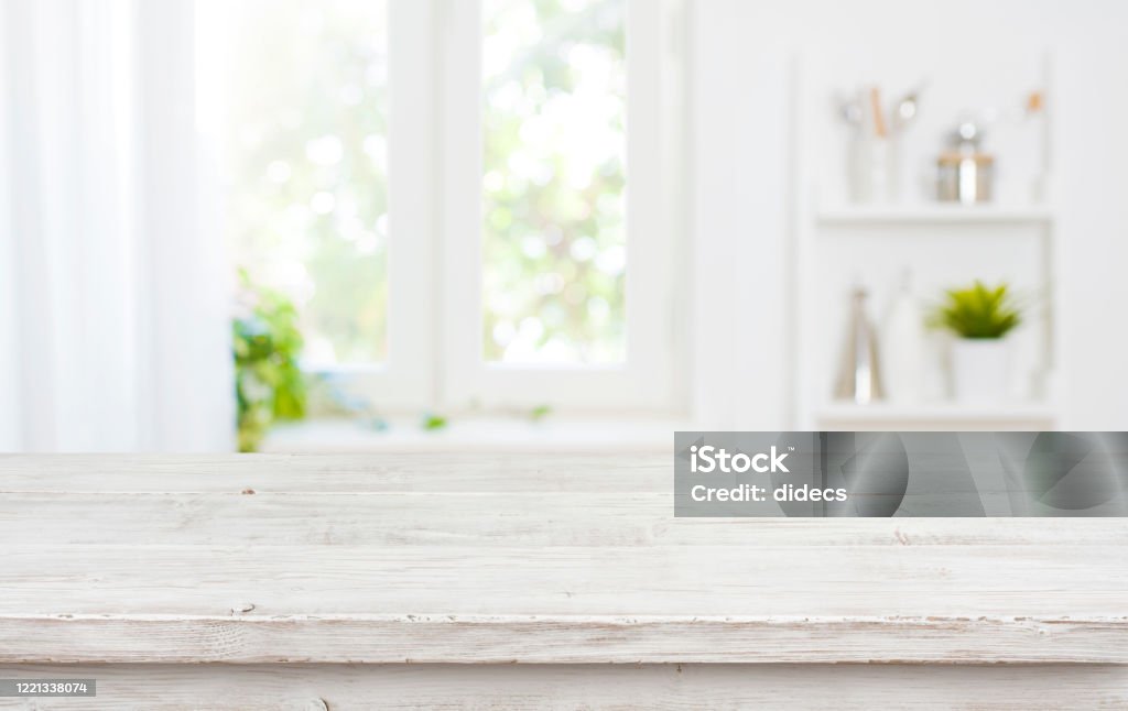 Freiraum Tischplatte Hintergrund auf verschwommenen Küchenfenster Innenraum - Lizenzfrei Tisch Stock-Foto