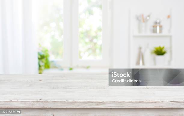 Freiraum Tischplatte Hintergrund Auf Verschwommenen Küchenfenster Innenraum Stockfoto und mehr Bilder von Tisch