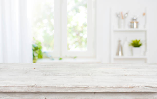 sfondo del piano del tavolo dello spazio libero sull'interno sfocato della finestra della cucina - white food foto e immagini stock