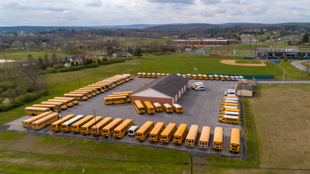 les autobus scolaires ne quittent pas le stationnement lorsque les écoles sont fermées en raison de la pandémie de covid-19. - the poconos region photos et images de collection