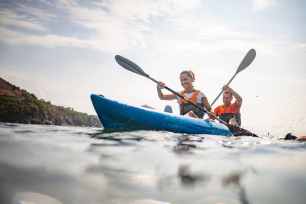 아침 운동을 즐기는 스페인 카약의 액션 초상화 - women kayaking life jacket kayak 뉴스 사진 이미지