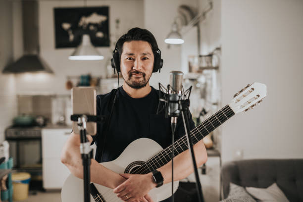 portrait of a japanese guitar player at home studio - músico imagens e fotografias de stock