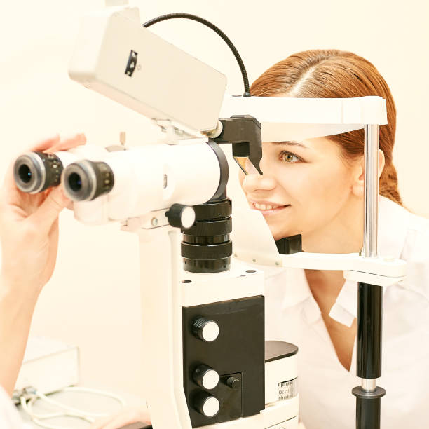 médico oftalmologista em laboratório de exames oftalmologistas com paciente do sexo feminino. cuidados oculares - eye exam senior adult medical equipment men - fotografias e filmes do acervo