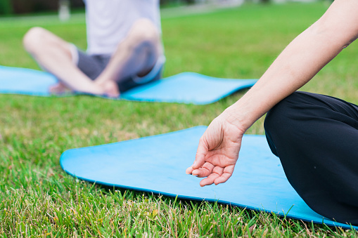 Concepto de yoga. mujer relajarse mientras medita en una alfombra al aire libre en un suelo. Med detrás photo