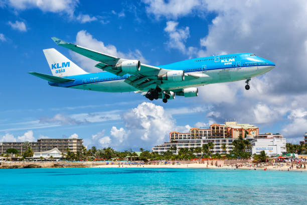 klm asia royal dutch airlines boeing 747-400 aereo aeroporto di sint maarten - boeing 747 immagine foto e immagini stock