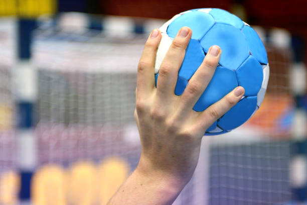 joueur de handball - throwing football men ball photos et images de collection