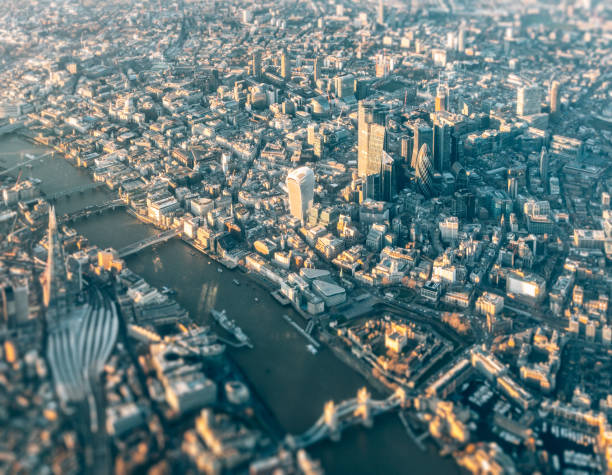 vue aérienne de la ville de londres - london england aerial view skyscraper mid air photos et images de collection