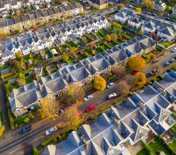 calles suburbanas de casas adosadas desde el aire - west end fotografías e imágenes de stock