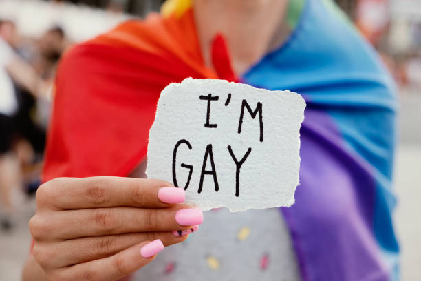 私はゲイであるテキストでメモを示す女性 - 6002 ストックフォトと画像