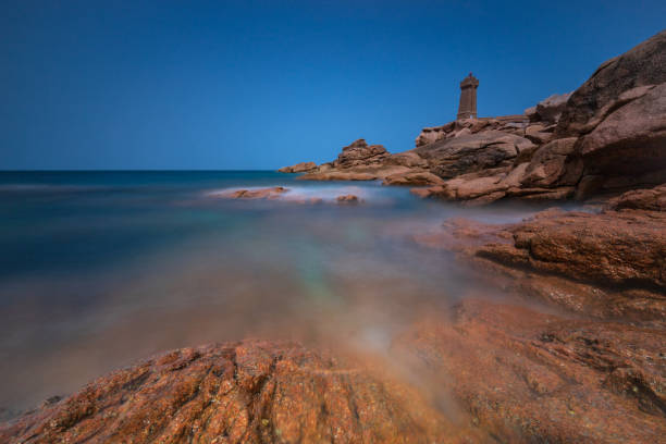 faro de ploumanach mean ruz entre las rocas en la costa de granito rosa, perros guirec, bretaña, francia - scenics building exterior tourist resort orange fotografías e imágenes de stock