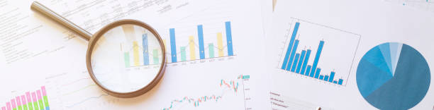 grafici e lente di ingrandimento . analisi delle finanze. - glasses stock market finance newspaper foto e immagini stock