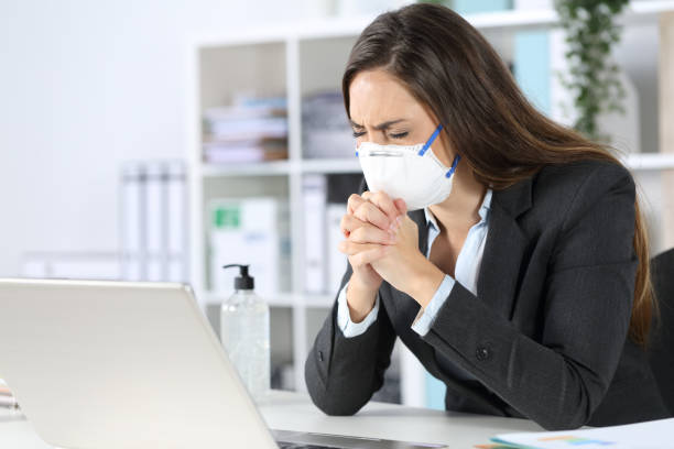 exekutive trägt maske beten im büro - pleading women business sadness stock-fotos und bilder