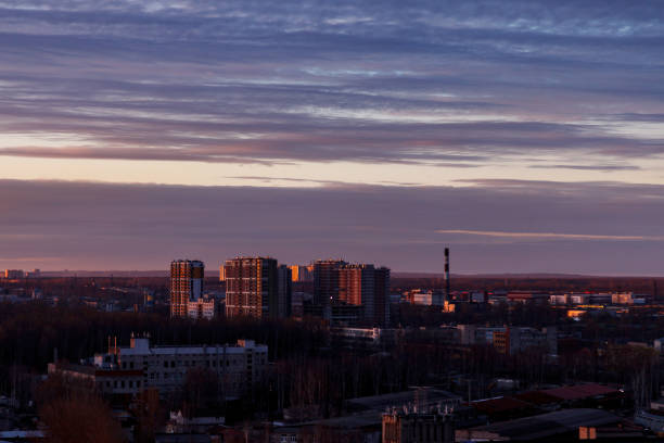 photographie aérienne du soir quartier industriel d’une grande ville russe avec des entrepôts, des entrepôts, des bureaux et des bâtiments. beau ciel au coucher du soleil. - factory night skyline sky photos et images de collection