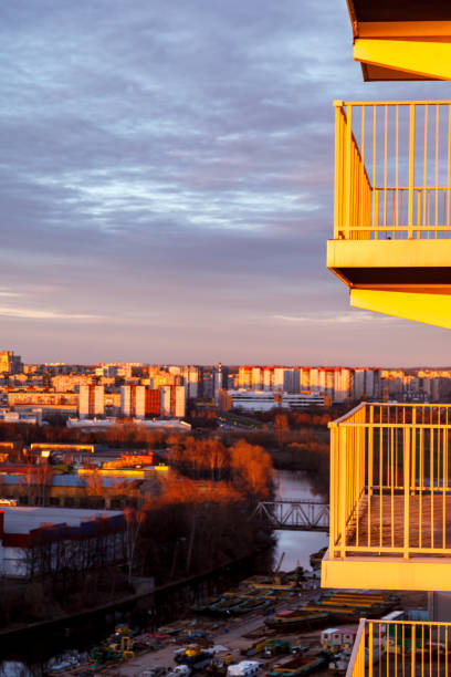 photographie aérienne du soir quartier industriel d’une grande ville russe avec des entrepôts, des entrepôts, des bureaux et des bâtiments sur le fond des balcons. beau ciel au coucher du soleil. - factory night skyline sky photos et images de collection