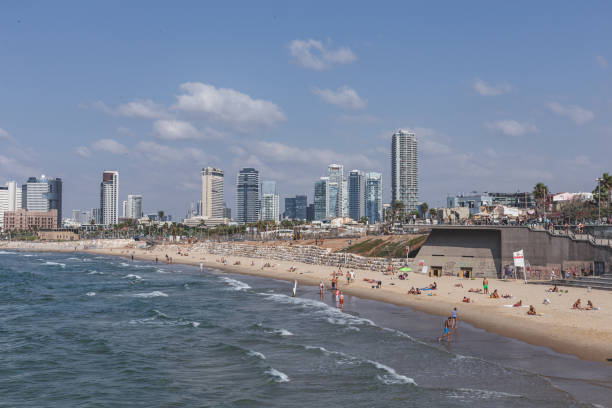 tel aviv waterfront - israel tel aviv skyscraper seascape - fotografias e filmes do acervo