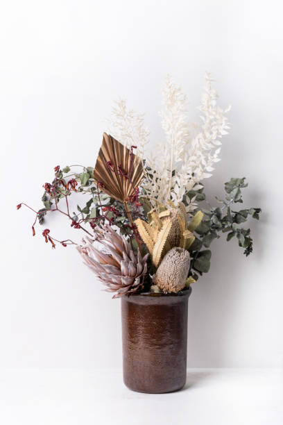茶色の粘土の花瓶にスタイリッシュなドライフラワーアレンジメント。 - bouquet flower autumn vase ストックフォトと画像
